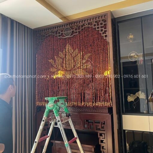 Tâm Phát lắp đặt chỉn chu không gian thờ kèm rèm che đẹp cho gia chủ yên tâm thờ tự.