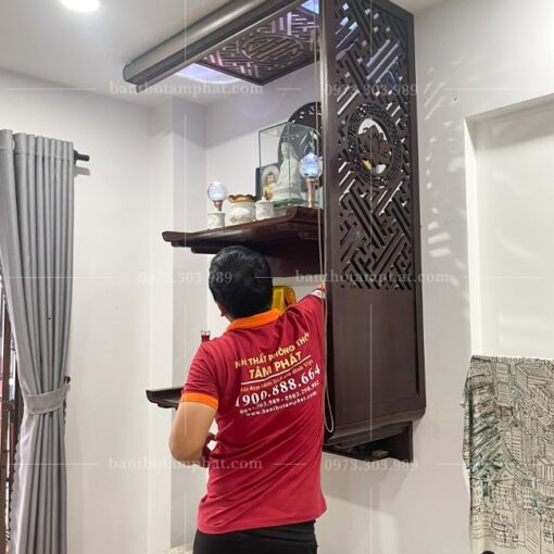 Bàn thờ treo tường giúp tiết kiệm không gian, vẫn đảm bảo trang nghiêm.
