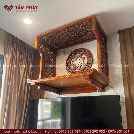 Bàn thờ được chế tác kỹ càng, sắc nét.
