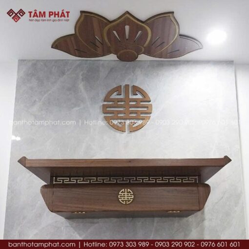 Thiết kế đơn giản hiện đại, có hộc phía dưới mặt để lưu trữ hương, nến, nhang, văn tự gọn gàng.