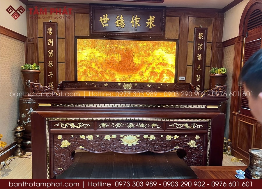 Mẫu án gian thờ này mang đến vẻ đẹp trang nghiêm – bề thế – sang trọng cho không gian thờ tự.