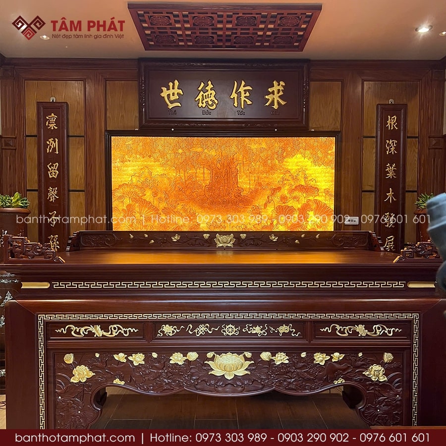 Từng chi tiết sen vàng được khắc tỉ mỉ trên nền gỗ tự nhiên có độ bền cao, lựa chọn kỹ càng.