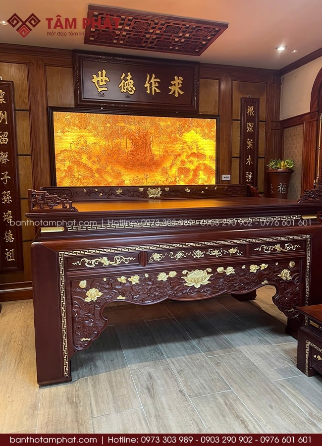 Bộ hoành phi câu đối được chế tác từ gỗ tự nhiên sơn son thếp vàng, chạm khắc sắc nét từng nét chữ Hán cổ.