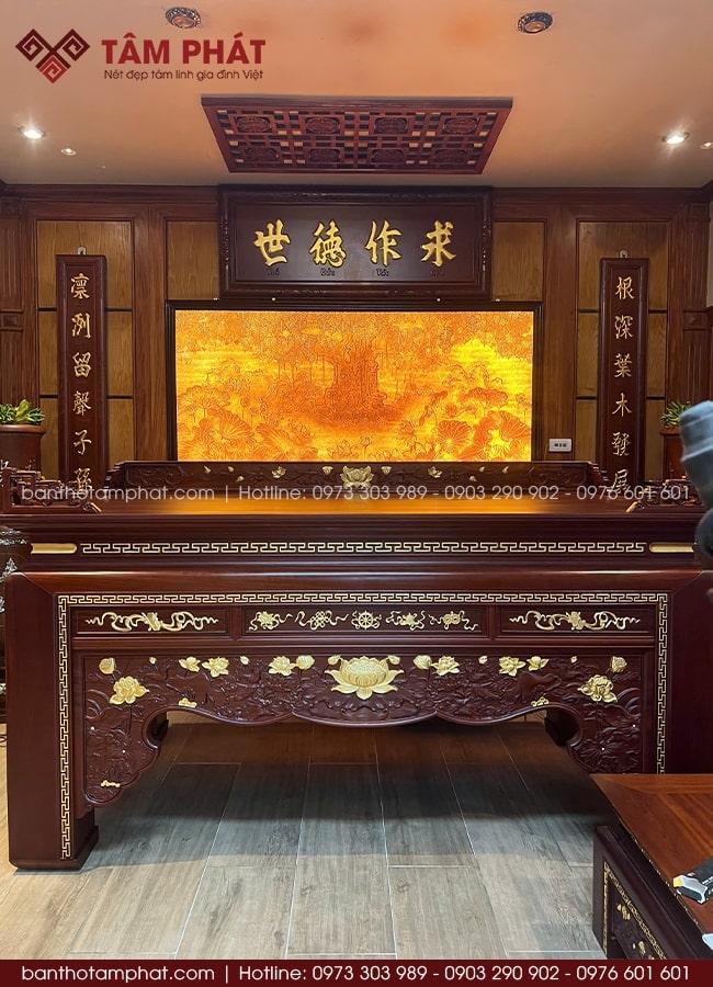 Hai vế câu đối hai bên mang ý nghĩa kế thừa – tri ân – tưởng nhớ nguồn cội, tạo nên không gian thờ tự trang trọng và chuẩn mực.