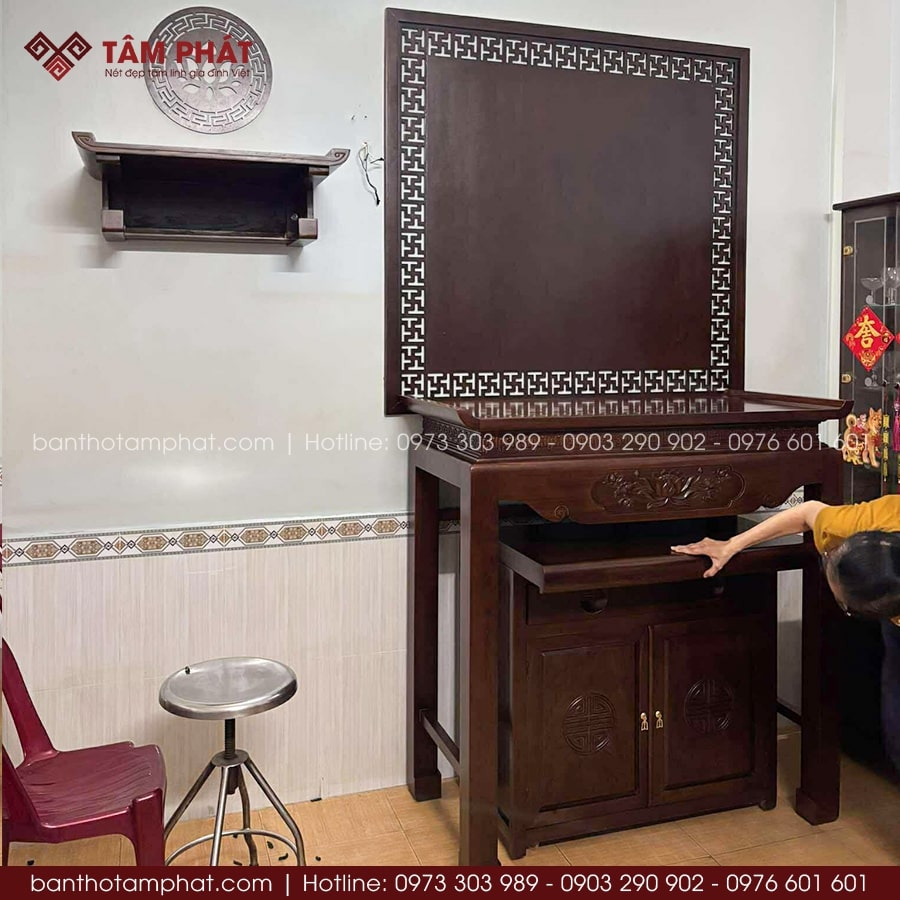 Mẫu bàn thờ đứng BT-1708 vững chắc, phù hợp với mọi không gian nhà cửa.