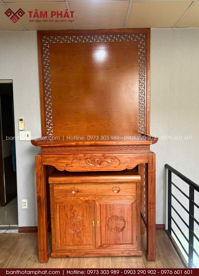 Họa tiết hoa sen phù hợp với không gian thờ tự, mang ý nghĩa tốt đẹp.