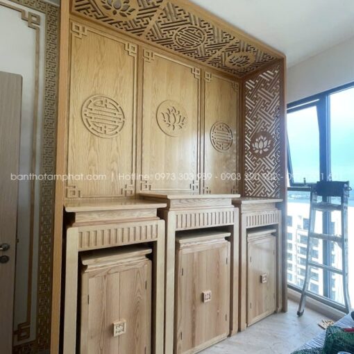 Vách ngăn cách và ốp hậu trang trí MDF đồng bộ, phù hợp với nội thất sẵn có.