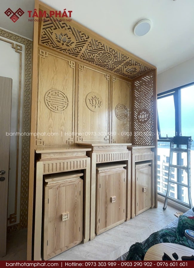 Vách ngăn cách và ốp hậu trang trí MDF đồng bộ, phù hợp với nội thất sẵn có.