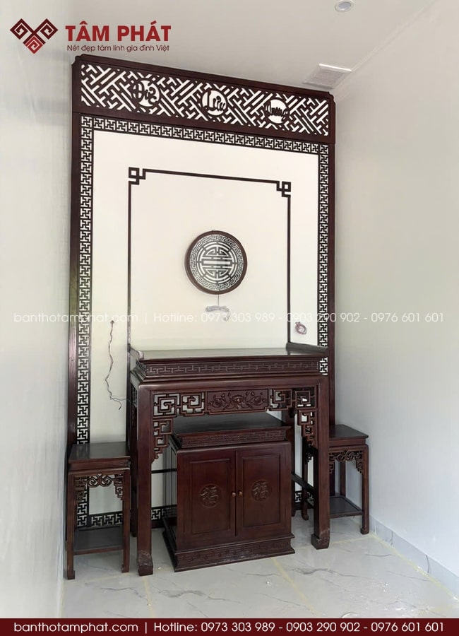 Không gian thờ được bố trí gọn gàng trong hốc tường, mang lại cảm giác trang nghiêm mà vẫn tinh tế, hiện đại.