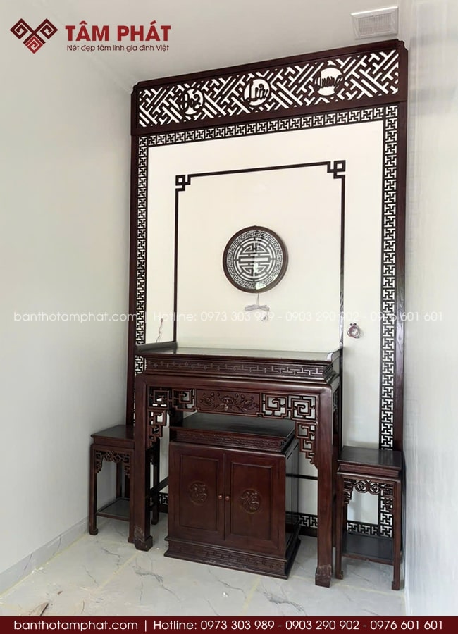 Hệ khung viền trang trí hoa văn đồng nhất, tạo chiều sâu cho không gian.