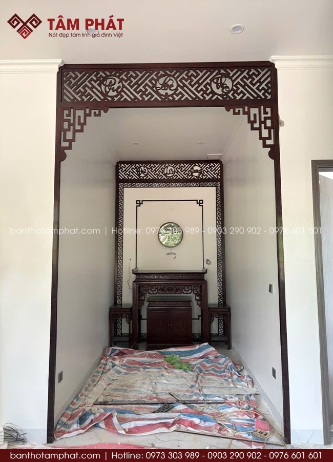 Thiết kế tinh gọn trong hốc tường giữa 2 không gian - giúp tối ưu diện tích mà vẫn giữ được sự trang nghiêm cần có của không gian thờ tự.