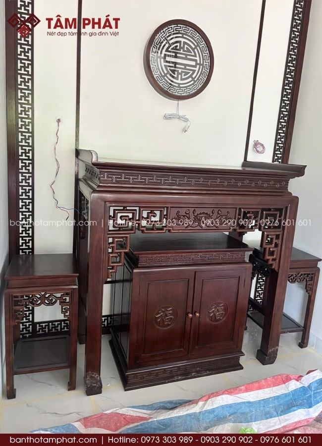 Bàn thờ gỗ tự nhiên xử lý kỹ bề mặt, phủ bóng nhẹ - đáp ứng đầy đủ nhu cầu thờ tự của gia chủ.