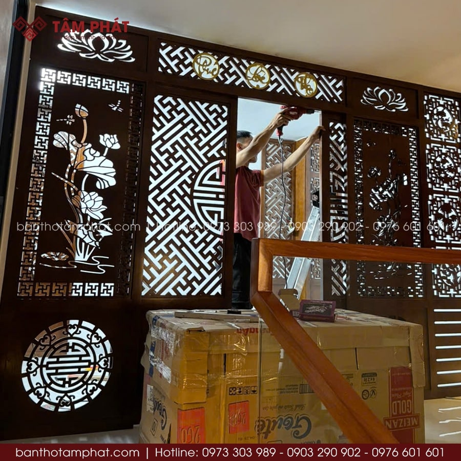 Mẫu phòng thờ này sử dụng hệ cửa lùa CNC hai bên, chạy trên ray trượt âm sàn và ray treo trên trần, đảm bảo vận hành êm ái, không tạo tiếng động khi đóng mở.