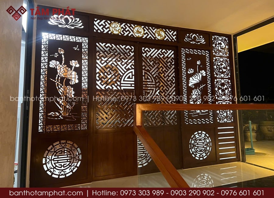 Vách ngăn và cửa lùa khung gỗ tự nhiên được gia cố chắc chắn, đảm bảo không cong vênh.