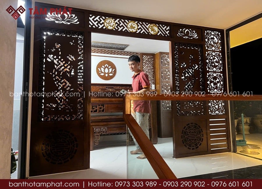 Nhờ thiết kế cửa trượt ngang, gia chủ dễ dàng đóng lại khi hành lễ, tạo không gian thờ kín đáo, tĩnh tại.