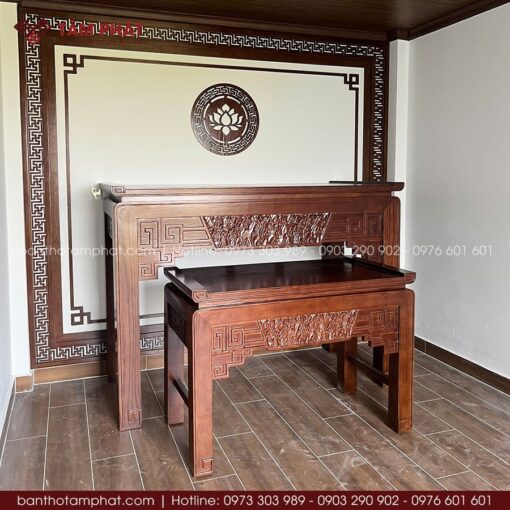 Phía sau trang trí đơn giản viền góc, nệp thẳng chạy đều tạo chiều sâu, cân bằng thẩm mỹ phòng thờ.