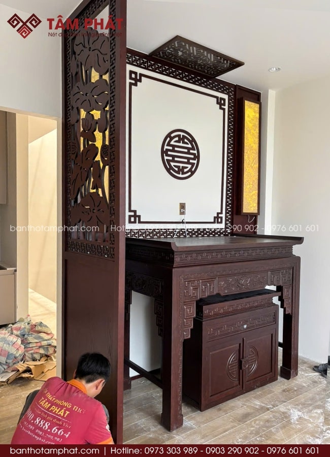 Bàn thờ gỗ óc chó được giữ nguyên màu mộc tự nhiên, không phủ bóng.