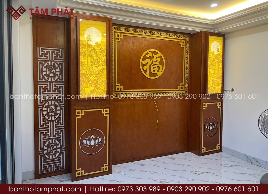 Hai bên là cặp tranh trúc chỉ hoa sen vừa trang trí vừa tạo nên sự cân đối, trang nghiêm.