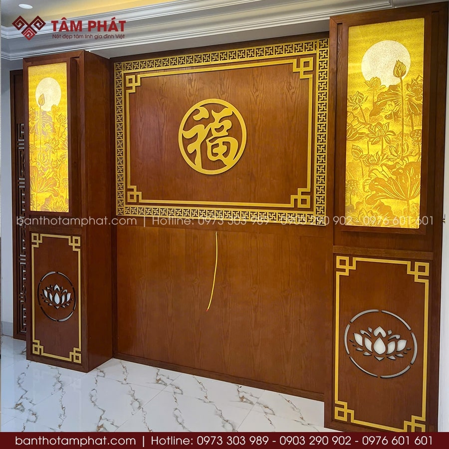 Đây là mẫu vách ốp hậu phù hợp cho gia chủ có không gian thờ mà phần cột trụ nhô ra, che dấu thẩm mỹ, tạo chiều sâu nổi bật bàn thờ chính giữa.