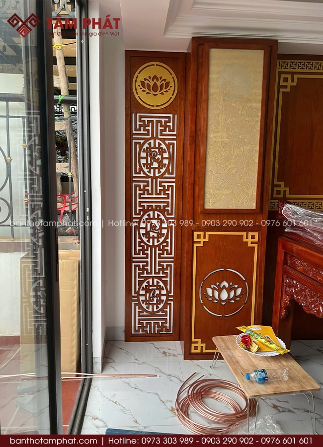 Từng góc nhỏ được chăm chút trang trí tăng giá trị phòng thờ lên cao.