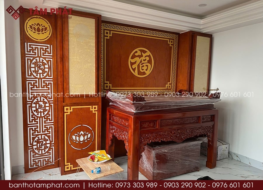 Không gian thờ mang đậm hơi thở truyền thống Việt với bàn thờ đứng chạm khắc tinh xảo, chất liệu gỗ tự nhiên bền đẹp theo năm tháng.