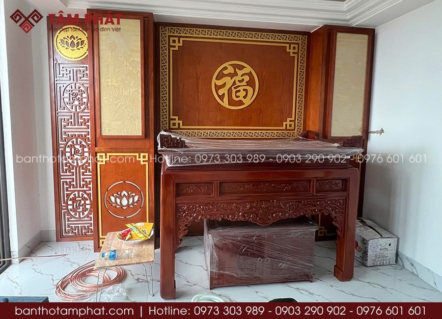 Tổng thể phối tone cánh gián ấm sang trọng, phù hợp đặt tại phòng thờ độc lập hoặc vị trí góc tĩnh trong nhà phố, biệt thự.
