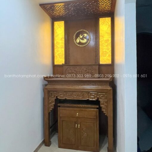 Ốp hậu kết hợp với tranh trúc chỉ hoa sen ánh vàng linh thiêng.