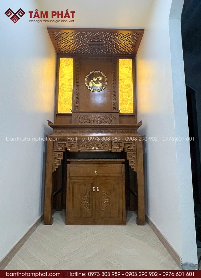 Mẫu bàn thờ đứng nhị cấp triện sen kín sắc nét có độ bền cao.