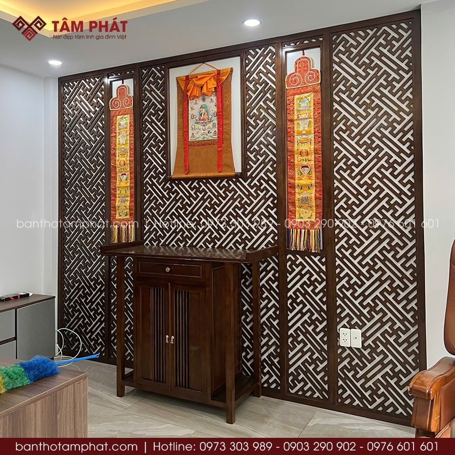 Mẫu kệ tủ thờ đơn giản mang nét đẹp thiền trà, tạo cảm giác thư giản thoãi mái.