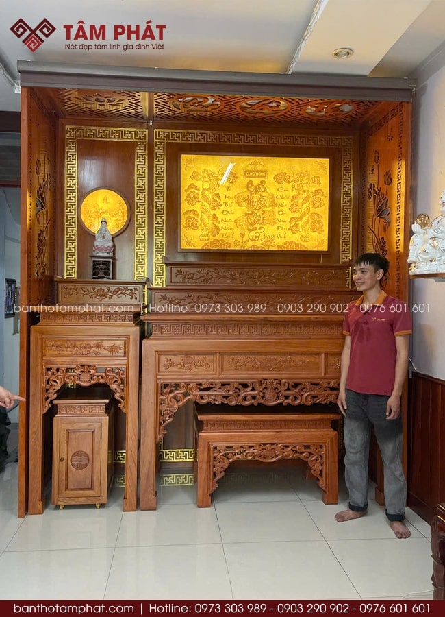 Tranh trúc chỉ “Cửu Huyền Thất Tổ” giúp không gian thêm phần trang nghiêm và tỏa sáng.