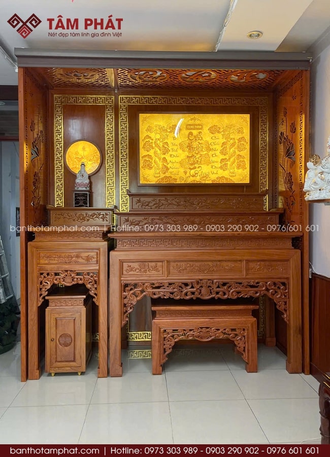 Gỗ hương tự nhiên cao cấp, màu sắc trầm ấm, mùi hương dễ chịu, tượng trưng cho vượng khí và an yên.