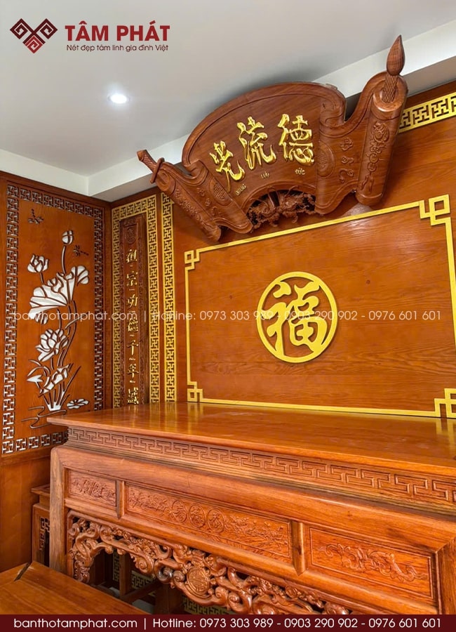 Mặt bàn thờ rộng lớn, thoải mái bài trí đồ lễ, vật phẩm thờ tự.