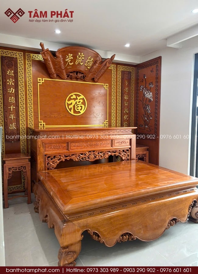 Phản bái phía trước thuận tiện cho gia chủ hoặc con cháu quỳ lễ, hành lễ, dâng hương trong các dịp cúng giỗ, Tết, lễ trọng.