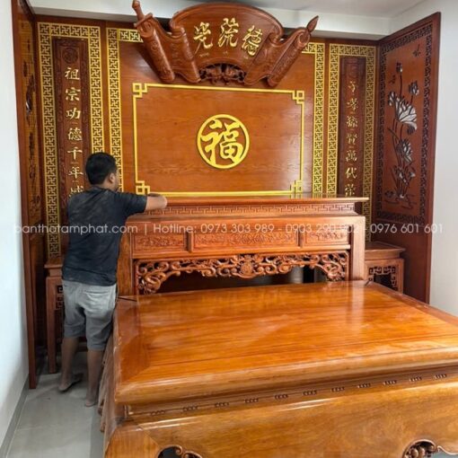 Mặt phản phẳng lớn, gỗ dày, chắc, thể hiện sự vững chãi - tôn nghiêm, giúp không gian thêm bề thế, chuẩn phong thủy.