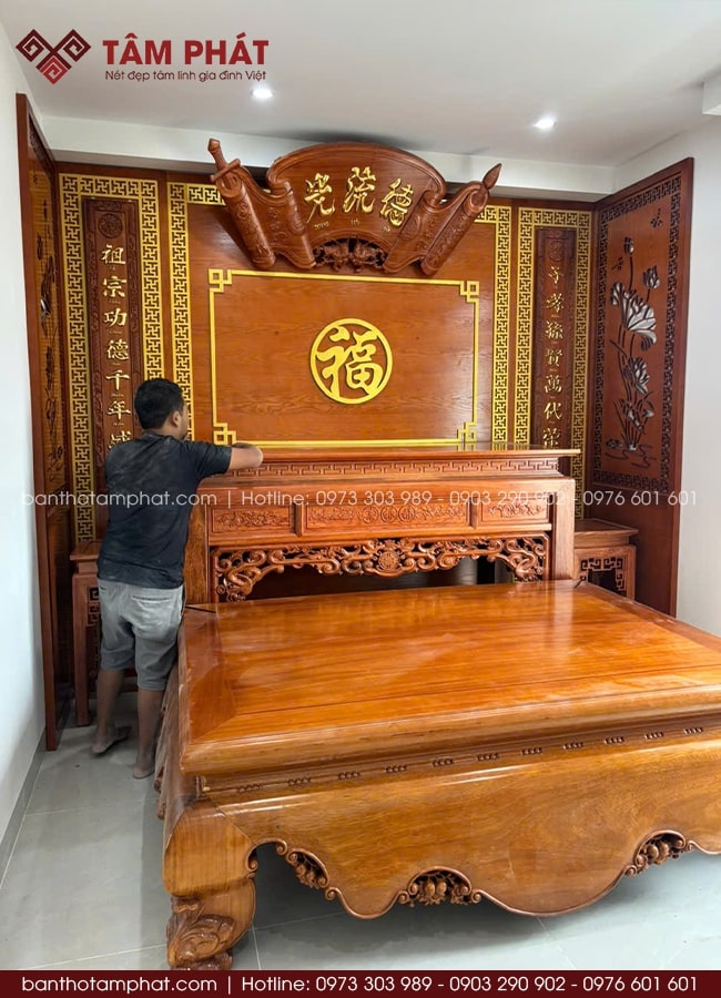 Mặt phản phẳng lớn, gỗ dày, chắc, thể hiện sự vững chãi - tôn nghiêm, giúp không gian thêm bề thế, chuẩn phong thủy.