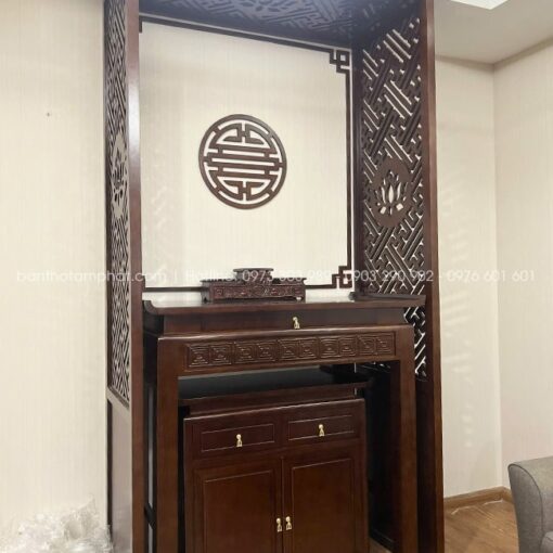 Sang trọng với mẫu bàn thờ đứng gỗ tự nhiên chạm tinh tế.