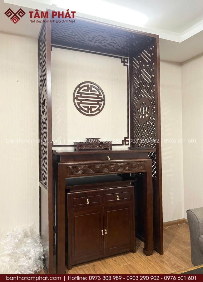 Sang trọng với mẫu bàn thờ đứng gỗ tự nhiên chạm tinh tế.