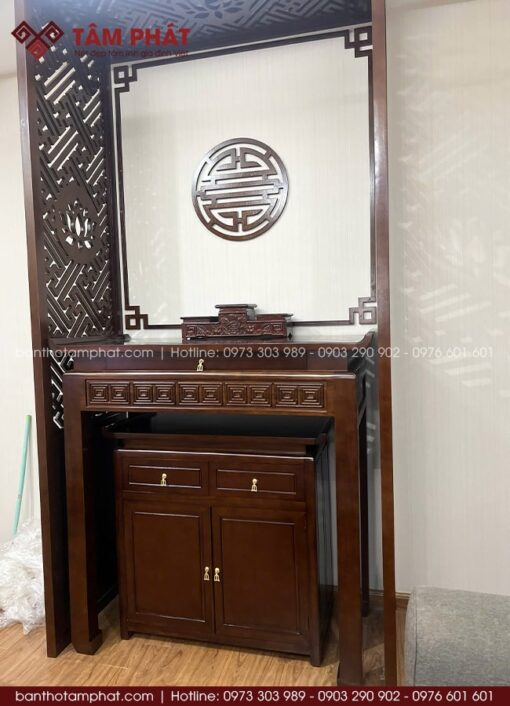 Trang trí viền góc và ốp tròn thêm phần hài hòa và thẩm mỹ.