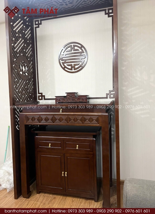 Trang trí viền góc và ốp tròn thêm phần hài hòa và thẩm mỹ.