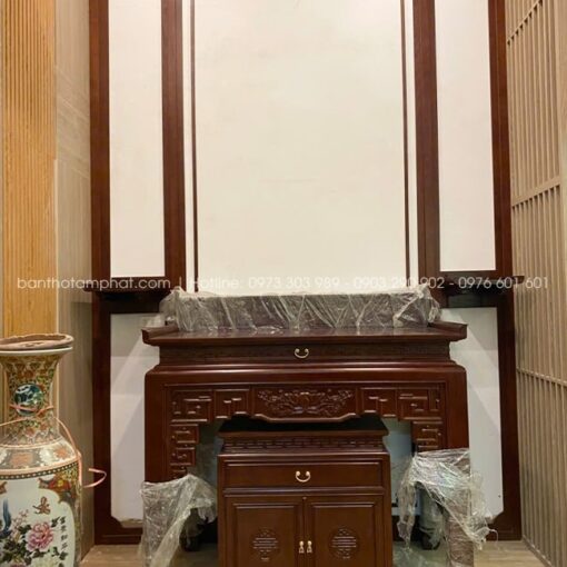 Thiết kế với các bàn thờ hiện đại và trang trí viền nẹp đơn giản.