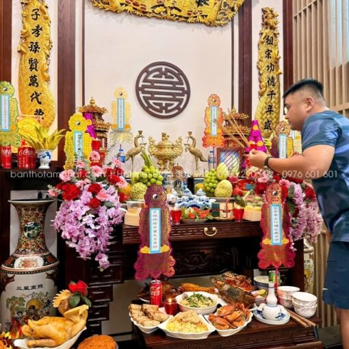 Cúng Đầu Năm Cần Chuẩn Bị Gì? Cúng Đầu Năm Là Gì? Cúng đầu năm là nghi lễ được thực hiện vào những ngày đầu của năm mới âm lịch, thường sau thời khắc giao thừa. Đây là dịp để gia đình dâng hương, lễ vật lên bàn thờ gia tiên, bàn thờ Phật hoặc các không gian thờ cúng trong nhà, với mong muốn cầu bình an, sức khỏe, tài lộc và sự thuận hòa cho cả năm. Nghi lễ cúng đầu năm không đặt nặng sự cầu kỳ, mà đề cao sự thành tâm, gọn gàng và trang nghiêm. Dù mỗi vùng miền có những nét khác nhau, nhưng ý nghĩa cốt lõi của lễ cúng vẫn là hướng về cội nguồn và giữ gìn nếp nhà truyền thống. Thời Điểm Tốt Để Cúng Đầu Năm Theo phong tục, thời điểm cúng đầu năm thường được thực hiện từ mùng Một đến mùng Ba Tết, tùy theo điều kiện và nếp sinh hoạt của từng gia đình. Nhiều gia đình chọn cúng vào sáng mùng Một để mở đầu năm mới, trong khi một số khác cúng vào mùng Hai hoặc mùng Ba với ý nghĩa tiếp nối sự may mắn. Về thời gian trong ngày, buổi sáng được xem là thời điểm phù hợp để cúng đầu năm, khi không gian yên tĩnh và tinh thần gia chủ thanh tịnh. Tuy nhiên, gia đình cũng có thể cúng vào buổi chiều, miễn sao giữ được sự trang nghiêm và chu đáo trong nghi lễ. Cúng Đầu Năm Nên Chuẩn Bị Những Đồ Dùng Gì? Khi cúng đầu năm, gia đình cần chuẩn bị lễ vật phù hợp với điều kiện và phong tục thờ cúng. Một mâm lễ cơ bản thường gồm hương, hoa tươi, đèn hoặc nến, trái cây, nước sạch hoặc trà. Tùy theo truyền thống từng gia đình, có thể chuẩn bị thêm mâm cỗ mặn hoặc mâm cỗ chay. Đối với bàn thờ gia tiên, lễ cúng thường mang tính sum họp, thể hiện sự đủ đầy. Với bàn thờ Phật, lễ cúng nên là đồ chay, thanh tịnh, tránh các lễ vật mang tính sát sinh. Quan trọng nhất là các vật phẩm được sắp xếp gọn gàng, sạch sẽ, phù hợp với không gian thờ cúng trong nhà. Lưu Ý Khi Cúng Thời Điểm Đầu Năm Mới Khi thực hiện lễ cúng đầu năm, gia đình cần lưu ý giữ không gian thờ cúng trang nghiêm, hạn chế ồn ào. Trước khi cúng, bàn thờ nên được lau dọn sạch sẽ, thay hoa tươi và sắp xếp lại đồ thờ cho ngay ngắn. Gia chủ khi thắp hương nên giữ tâm thế thành kính, ăn mặc chỉnh tề, đọc văn khấn rõ ràng, không cần quá dài. Việc cúng bái nên được thực hiện nhẹ nhàng, tránh làm lễ qua loa hoặc mang nặng hình thức. Hướng Dẫn Cúng Đúng Cách Tại Các Không Gian Thờ Trong Nhà Tùy theo từng gia đình, việc cúng đầu năm có thể được thực hiện tại bàn thờ gia tiên, bàn thờ Phật hoặc không gian thờ cúng chính trong nhà. Với nhà phố, bàn thờ thường được đặt tại phòng thờ riêng hoặc phòng khách. Với căn hộ chung cư, bàn thờ thường được bố trí gọn gàng, phù hợp diện tích nhưng vẫn đảm bảo sự trang nghiêm. Gia đình cần chú ý vị trí đặt bàn thờ, hướng bàn thờ và cách sắp xếp đồ thờ sao cho đúng phong tục. Việc bố trí bàn thờ phù hợp không chỉ giúp nghi lễ cúng đầu năm diễn ra thuận lợi, mà còn tạo cảm giác an tâm và ấm cúng cho cả gia đình trong suốt năm mới. Bàn Thờ Tâm Phát Đồng Hành Cùng Gia Đình Trong Các Nghi Lễ Thờ Cúng Với nhiều năm kinh nghiệm trong lĩnh vực bàn thờ và không gian thờ cúng, Bàn Thờ Tâm Phát luôn đồng hành cùng gia đình Việt trong việc chuẩn bị và thực hiện các nghi lễ truyền thống, đặc biệt là dịp đầu năm mới. Tâm Phát tư vấn chọn mẫu bàn thờ gia tiên, bàn thờ Phật, bàn thờ chung cư phù hợp với không gian sống, đồng thời hỗ trợ hướng dẫn cách cúng bái, trang trí và sắp xếp bàn thờ đúng phong tục. Một không gian thờ cúng được chuẩn bị chỉn chu không chỉ giúp lễ cúng đầu năm diễn ra trọn vẹn, mà còn góp phần giữ gìn giá trị tâm linh, thể hiện lòng thành kính và đạo hiếu của con cháu đối với ông bà tổ tiên trong suốt hành trình năm mới.