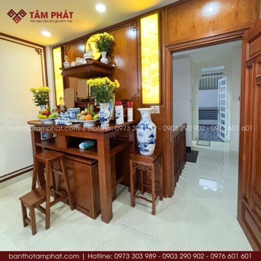 Tổng quan phòng thờ hài hòa từ kích thước, màu sắc đến ánh sáng.