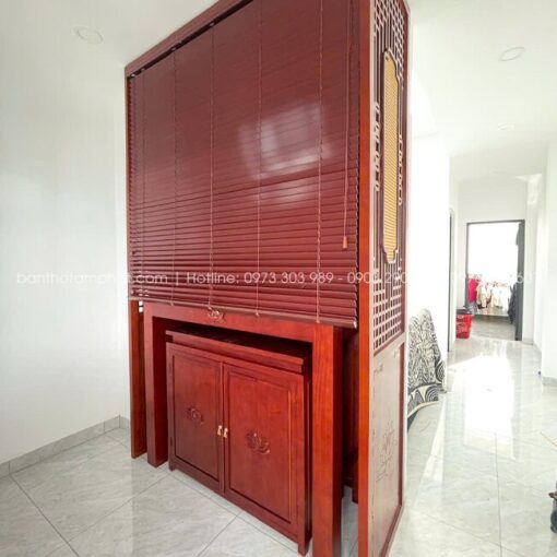 Chỉ cần thêm một bộ rèm che - không gian thờ trở nên kín đáo hơn, gọn gàng hơn và tạo cảm giác an tâm khi sử dụng lâu dài.