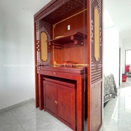 Phòng thờ được đặt tại tầng mái trên cùng, tách biệt với khu vực sinh hoạt, hướng phong thủy tốt.