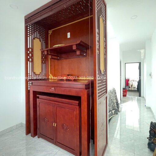 Hệ vách ngăn họa tiết CNC phối mây sang trọng, là điểm nhấn làm nổi bật không gian thờ thêm phần trang nghiêm hơn.
