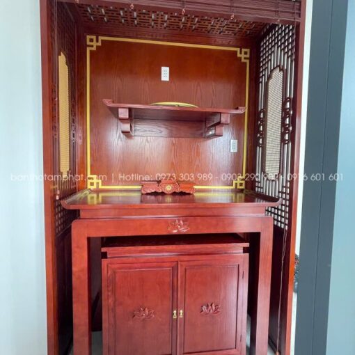 Phong cách bàn thờ ưu tiên nét đẹp đơn giản, dễ lau chùi, hài hòa nội thất hiện đại.