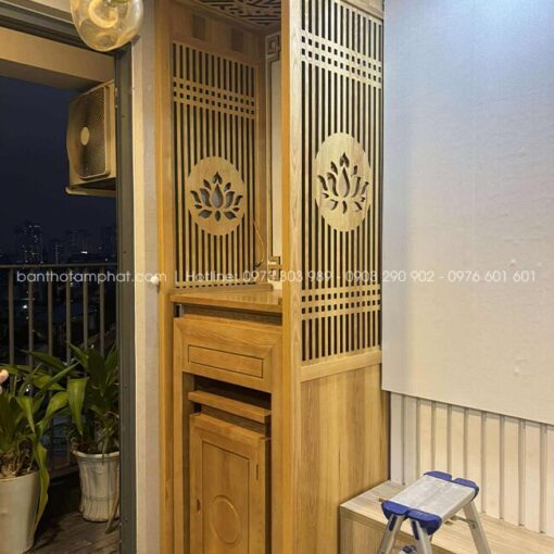 Vách ngăn cách hoa sen hiện đại, ngăn cách không gian thờ với không gian phòng khách, tạo sự trang nghiêm, kín đáo.
