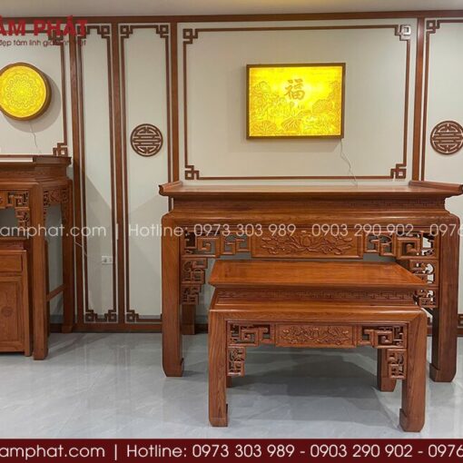 Bàn thờ gỗ tự nhiên chắc chắn, bố cục rõ ràng, bài trí chuẩn phong thủy.