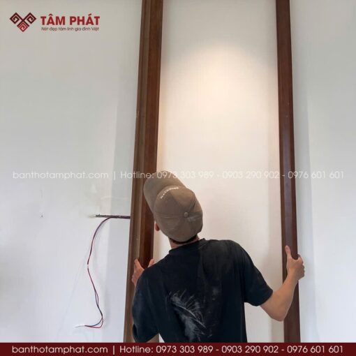 Hệ khung ốp từ gỗ tự nhiên bản to, chắc chắn.