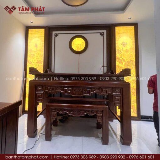 Bàn thờ đứng chính giữa được tôn lên nhẹ nhàng, trang nghiêm.